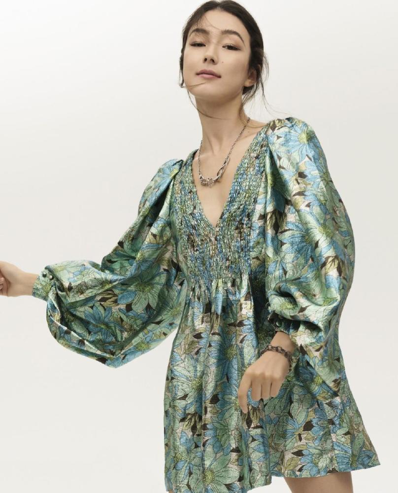 她是中意混血,23岁跟王宝强合作走红,今穿v领印花裙真霸气