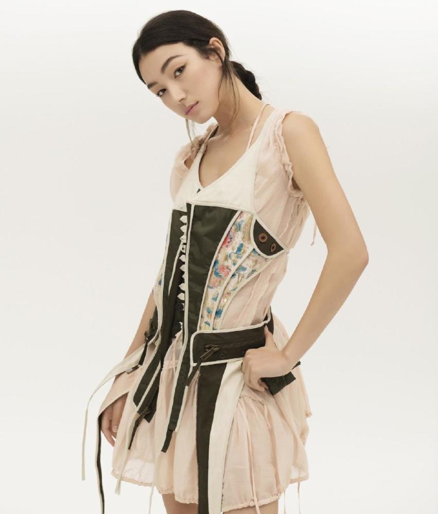 她是中意混血,23岁跟王宝强合作走红,今穿v领印花裙真霸气