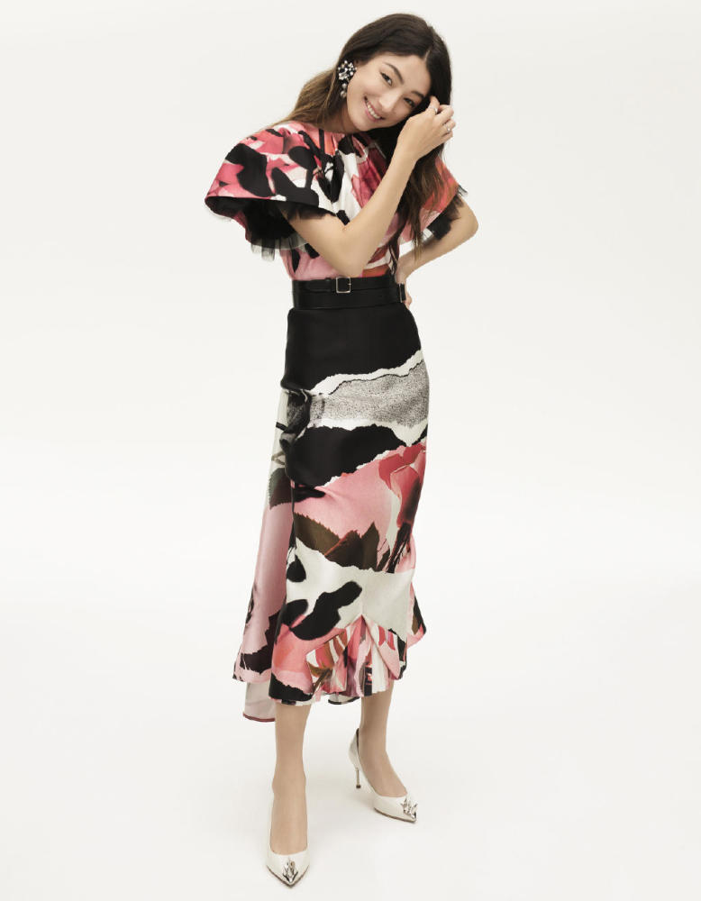 她是中意混血,23岁跟王宝强合作走红,今穿v领印花裙真霸气