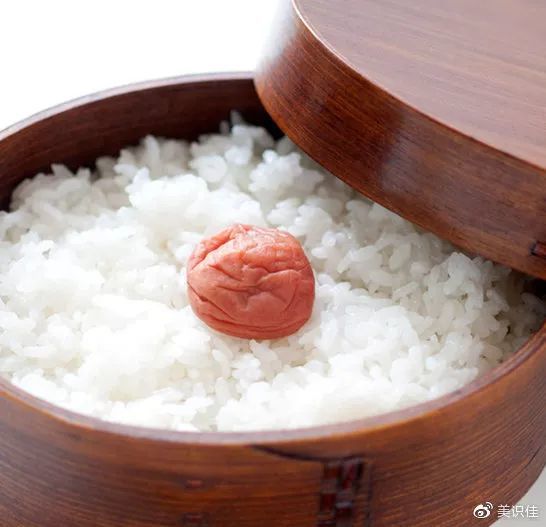 因为梅干与米饭的搭配,外形上像极了日本国旗,所以在日本,梅干便当也