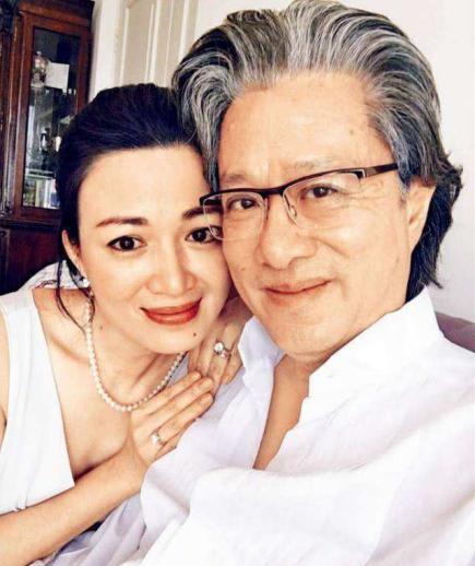 如今,陈少霞高龄产女的同时,也因为老公李文辉的身份久违的引起网友