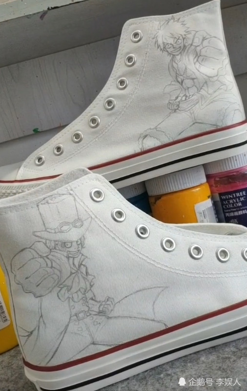 美术生在鞋子上画动漫人物,被吐槽是恶搞,看到成品后惊呆了