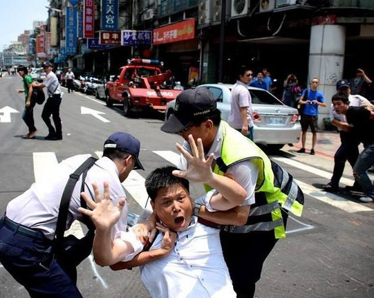 警察抓人是為何要拉警報,不怕罪犯逃跑嗎?看完才知道多明智