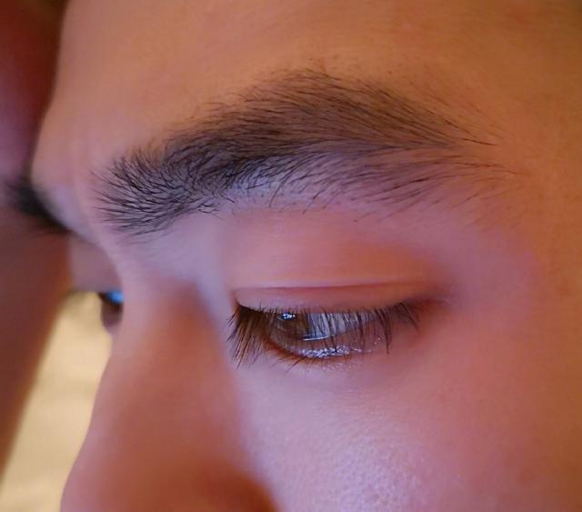 张馨予一个人在家 晒老公浓眉大眼帅照 一波狗粮来袭