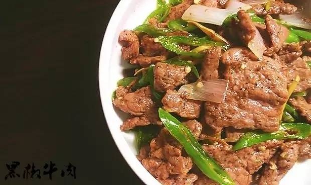 黑椒牛肉材料:牛肉約250g,洋蔥半個,黑胡椒醬,黑胡椒碎,蠔油,生抽適量