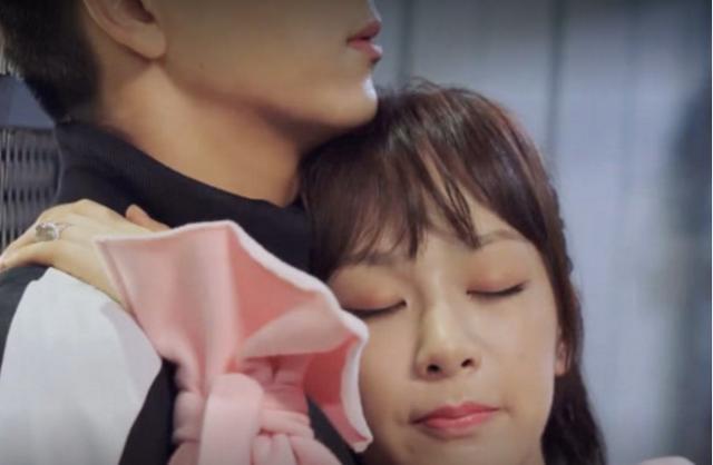 亲爱的热爱的:杨紫抱着李现表白,李现主动亲吻她,画面太美了