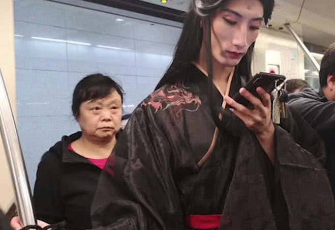 上海一男生穿汉服乘地铁,长相阴柔似张亮,大妈表情亮了