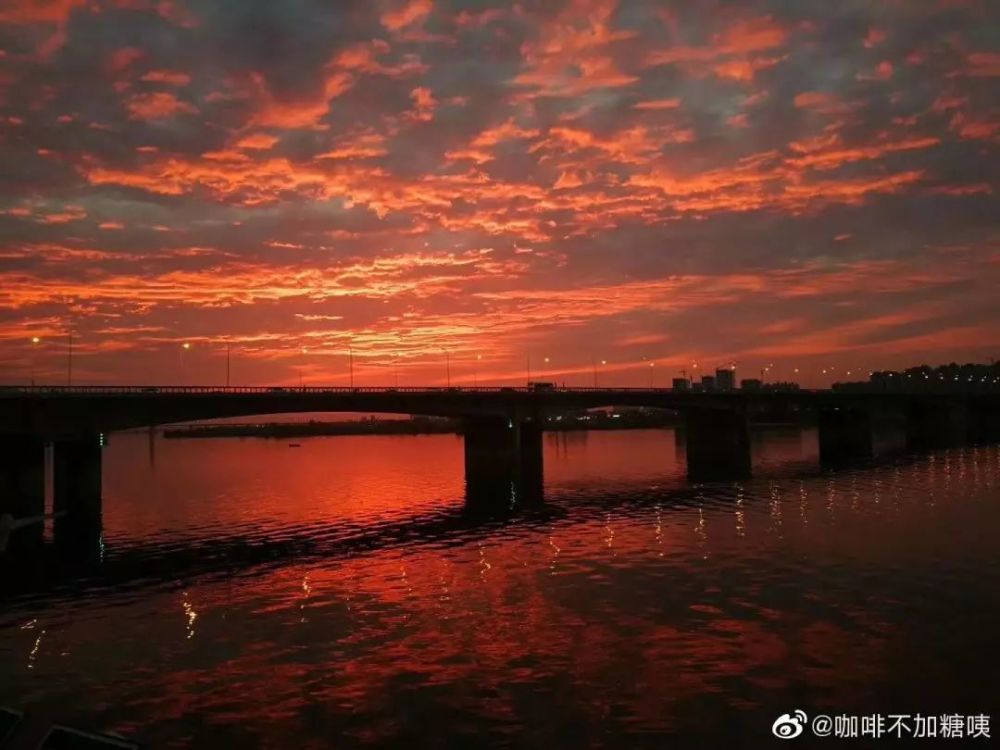 的,好像是天空着了火这地方的火烧云变化极多天空中一会儿红彤彤的