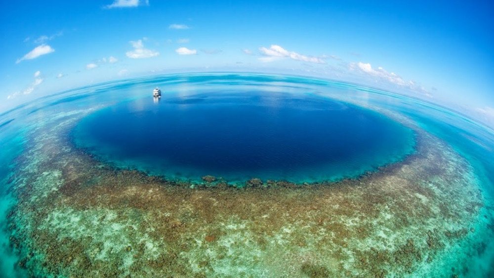 平面也随之上升,海水就这样灌进这个大坑里,成就了今天的洪都拉斯蓝洞