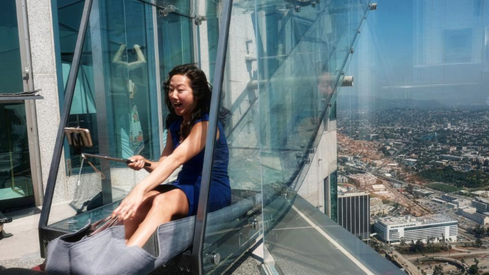 世界上"最高"的全透明滑梯:它建在300米高空,你敢尝试吗?