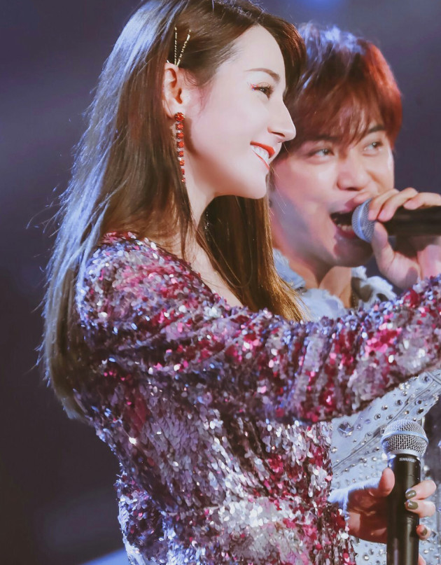 虽然在考脑力方面,热巴不是很厉害,但在唱歌跳舞方面,热巴作为一个