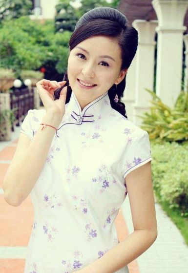 她被豪门公子追求10年之久,放下工作照顾她生病的父亲才感动她