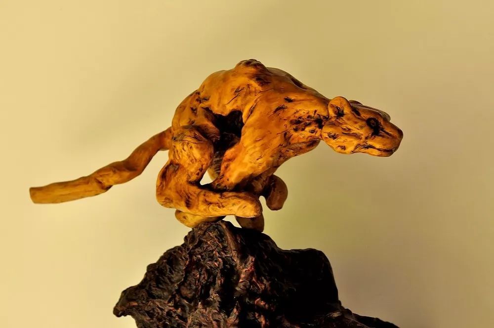 杨柳街道民间根雕艺人陈荣:妙手刀锋 化朽木为神奇