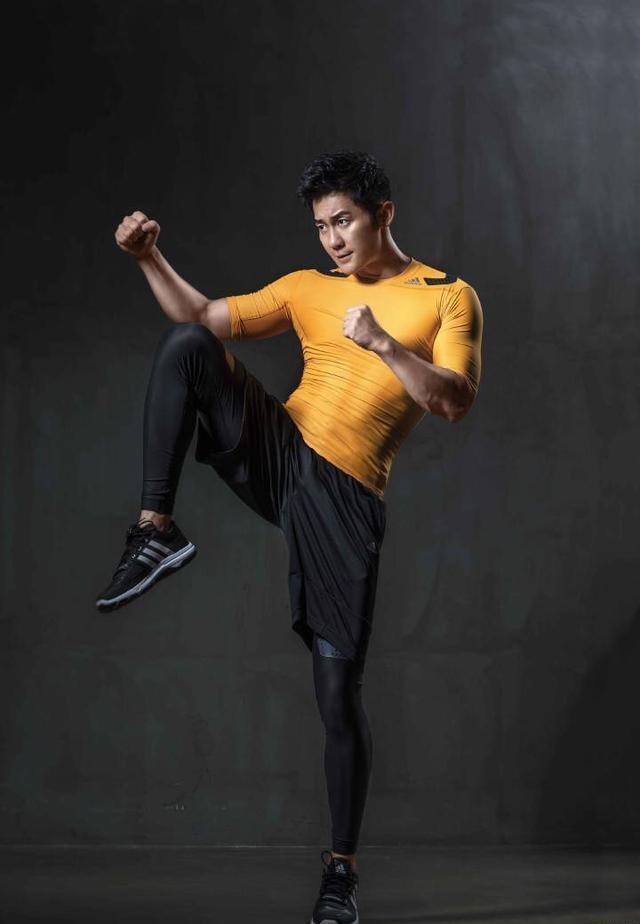 从此以后,节目组在发布李晨的海报时,总是凸显李晨的肌肉,李晨的人设