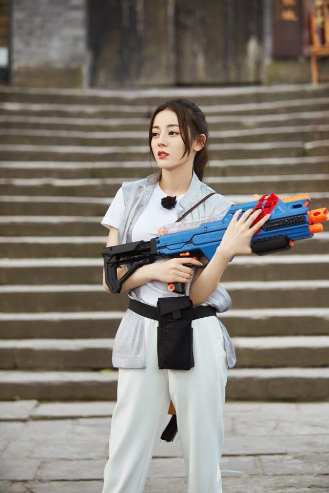 热巴《极限挑战》又换新发型,烫波浪卷扎双马尾,娇俏少女味十足