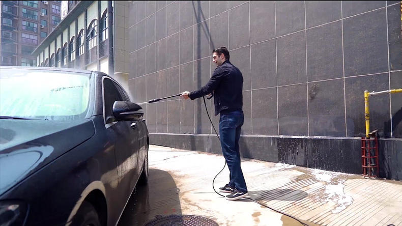 洗车机助力去污 换副面孔开新车