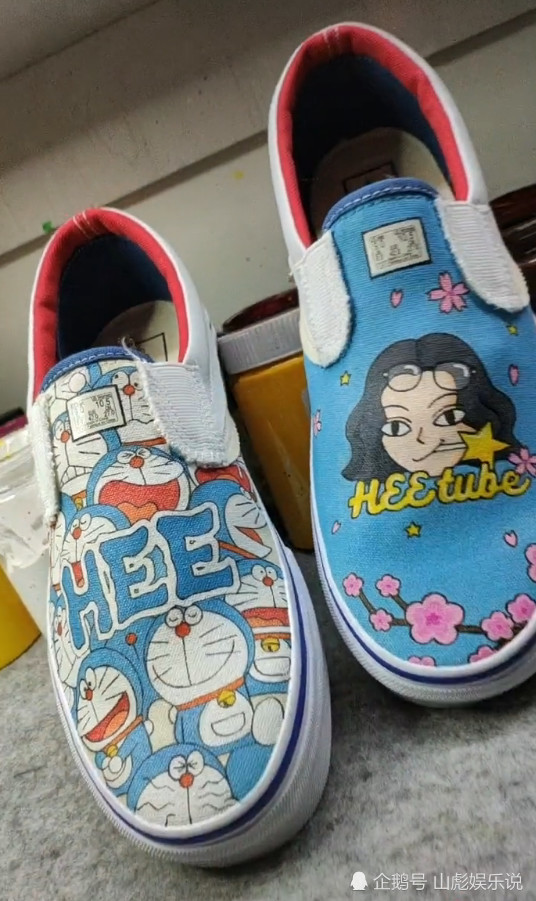 美术生也有调皮的时候,在鞋子上画哆啦a梦,看到成品被萌化了