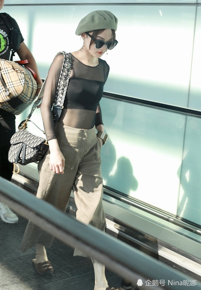 张韶涵走机场好奢侈2万2包配4千5拖鞋看2万肩带我闭嘴了