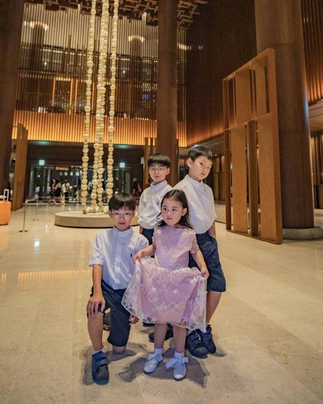 宋一国晒三胞胎近照 三兄弟变"骑士"与表妹合影