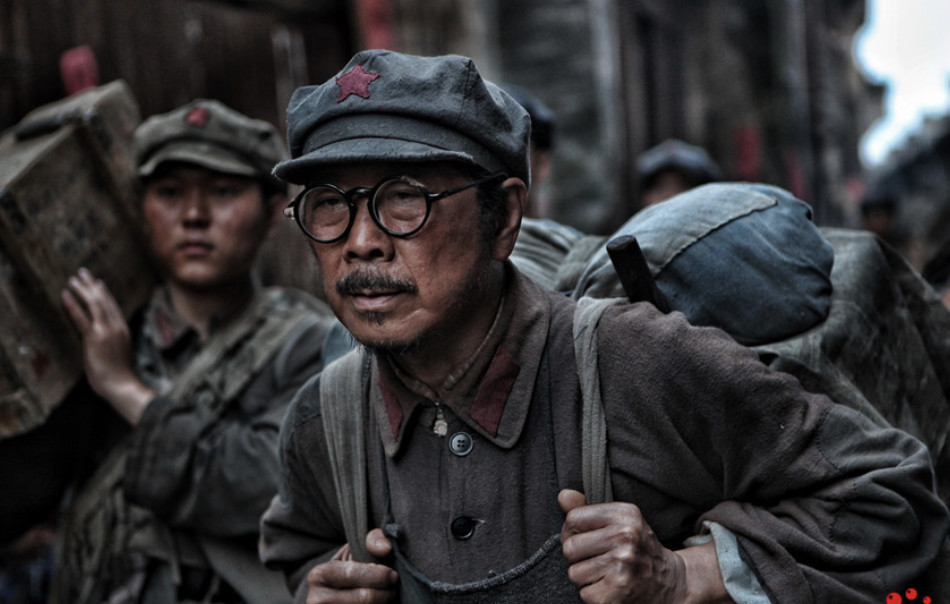 "红军不怕远征难,万水千山只等闲",这是《长征》里面的一句诗,意思是