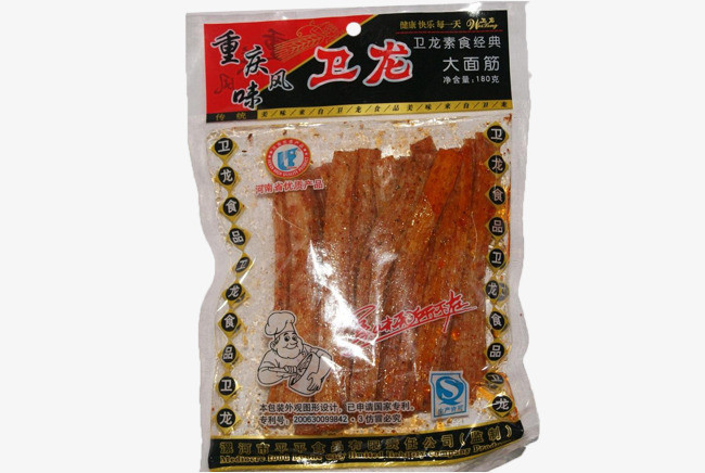 一包卫龙有多少"废油"?小伙用擀面杖把油挤出,看完不想吃