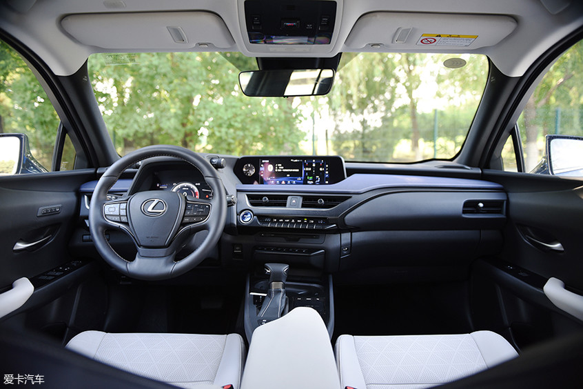 雷克萨斯车型的内饰设计一直备受好评,不同于奔驰品牌明眼可见的豪华