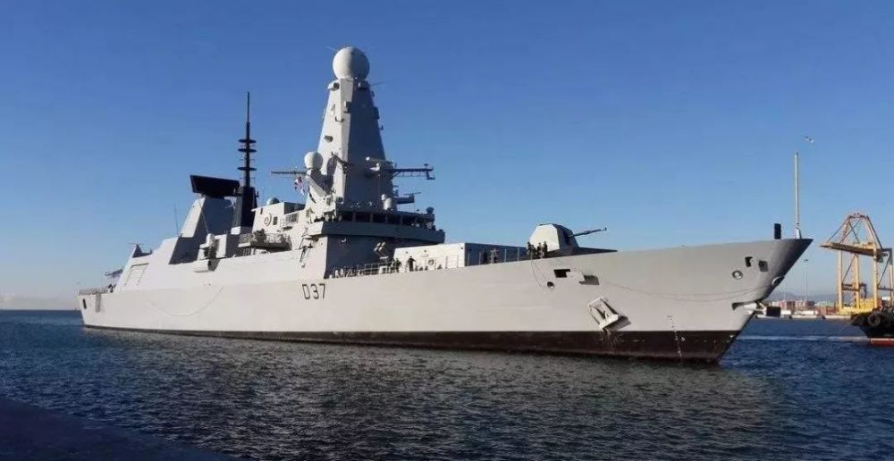 "邓肯"号驱逐舰 3 英国刚在其属地,位于西班牙南部的直布罗陀海域扣押