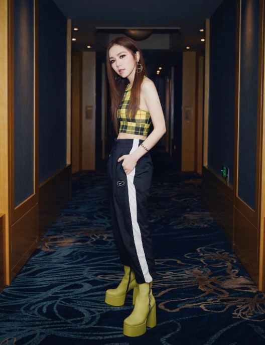 邓紫棋终于会收拾自己,从"皮裤女王"变精致少女,显高又时髦