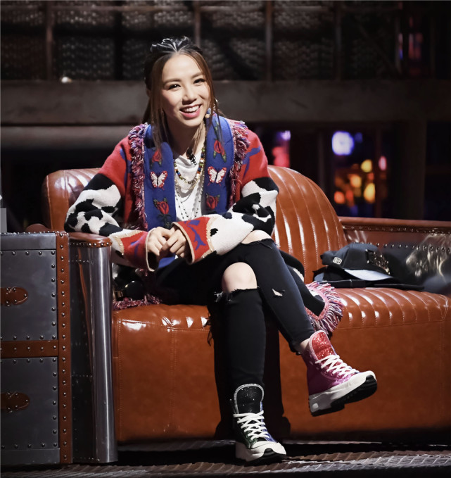 邓紫棋化烟熏妆现身,穿格子背心小蛮腰抢镜,踩驴蹄靴如履平地