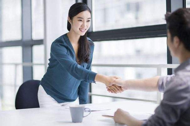 女面试官:"灭"字加一笔,会是什么字?大学生5秒答出,被录取