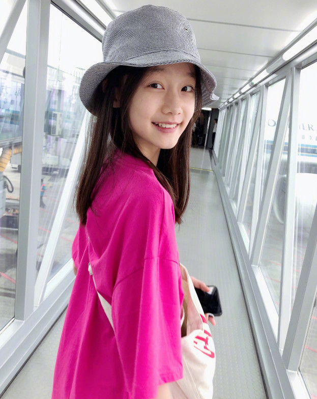 赵薇"女儿"暑假晒照,完美颜值惹人夸,11岁太像当年小燕子