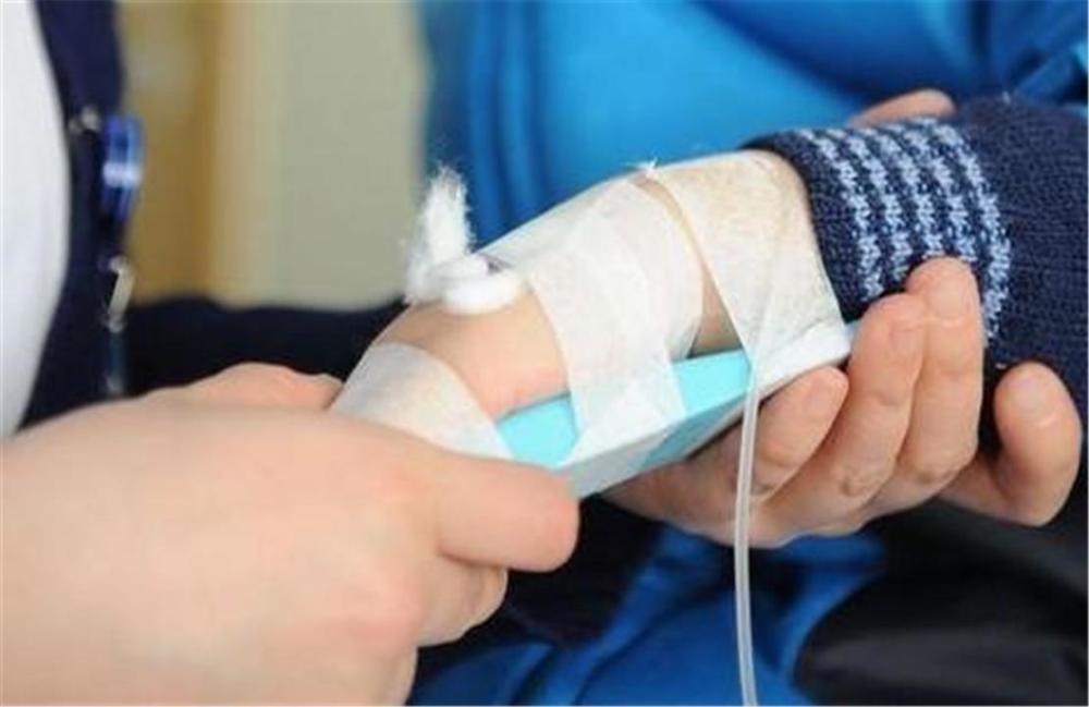 为什么有些孩子输液时,针头偏要扎在脑袋上,而不是手臂?