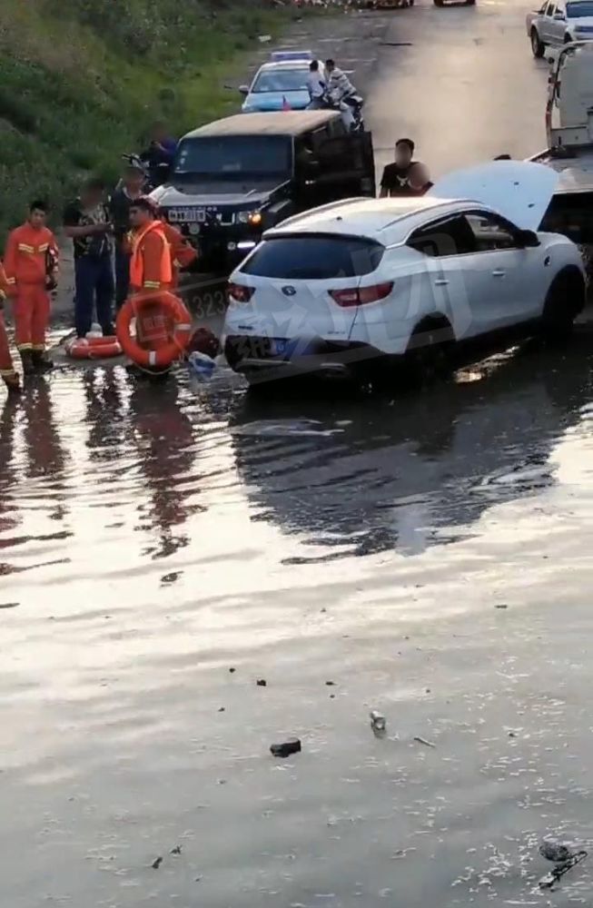 昨天通辽暴雨导致两辆车被水淹没,一司机站在车顶等待救援