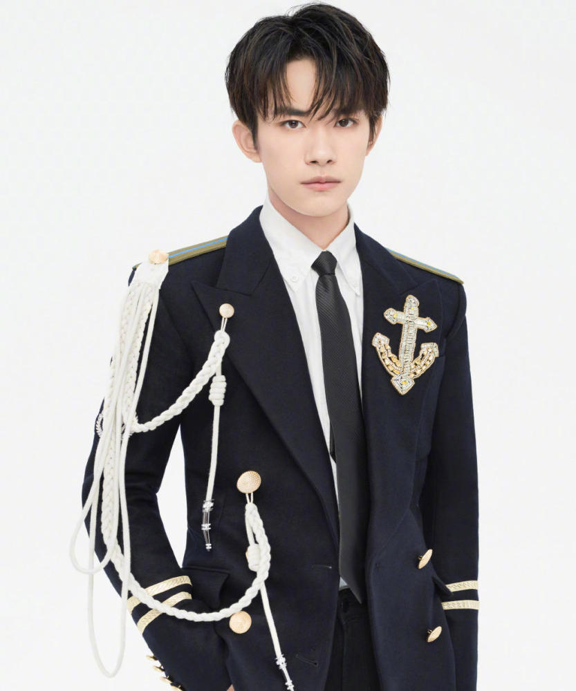 Tfboys全员制服 王俊凯像贵公子 千玺是痞少爷 他最乖