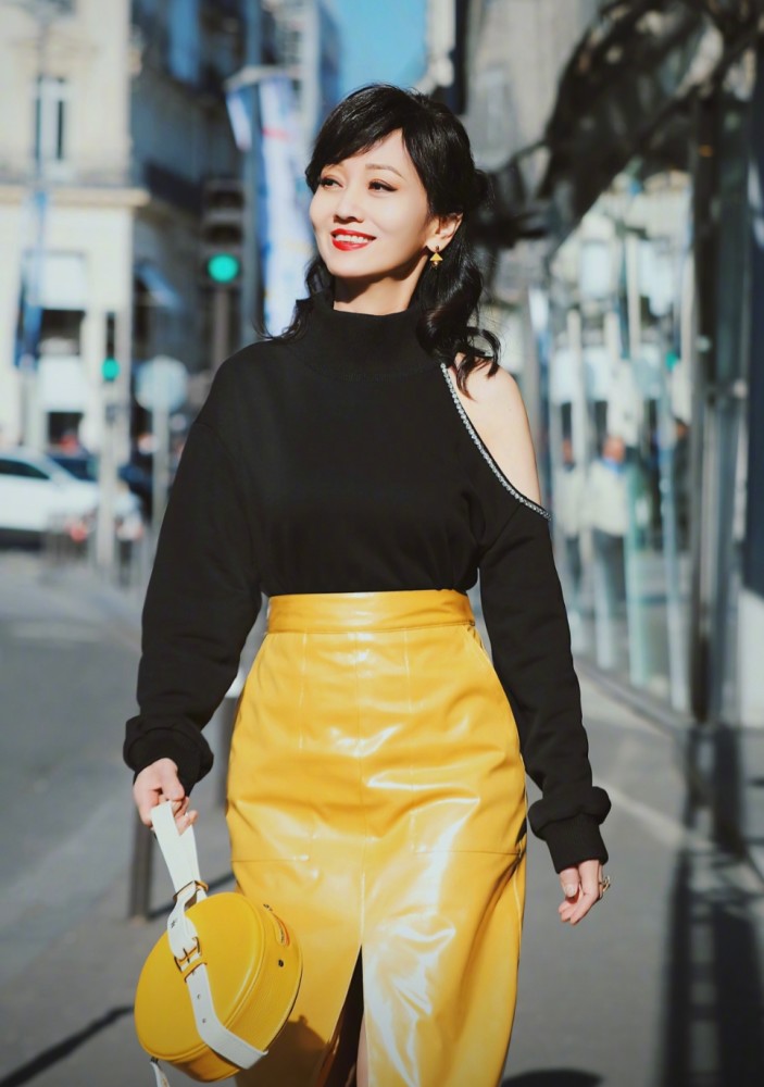 64岁赵雅芝明艳动人,气质出众,哪像年过花甲的女人?