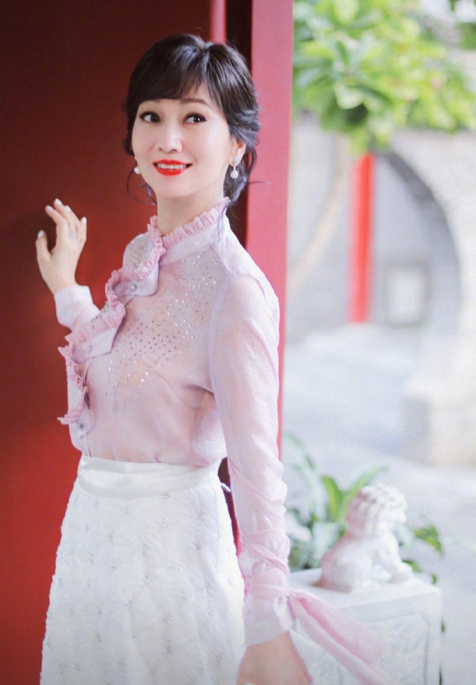 64岁赵雅芝明艳动人,气质出众,哪像年过花甲的女人?