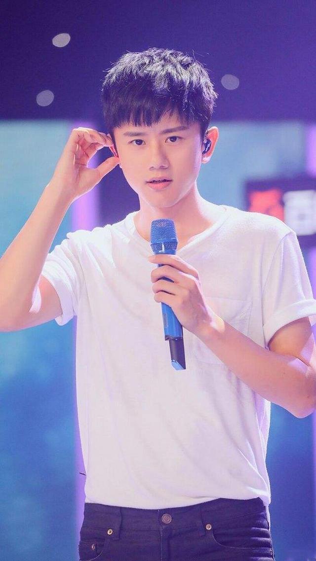 首先,《快乐男声》是芒果台主打的综艺节目,人气是非常高的,同类选秀