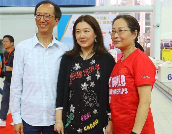 42岁伏明霞近照,身体发福满脸富态,68岁老公骨瘦如柴