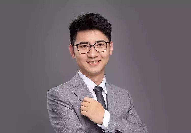 我是何宽,插坐学院销售总监.听听我的故事,也许对你有所启发.