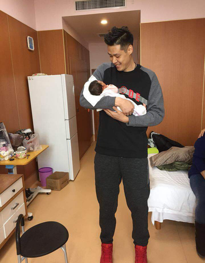 cba超级奶爸翟晓川喜得千金方硕儿子秀扣篮