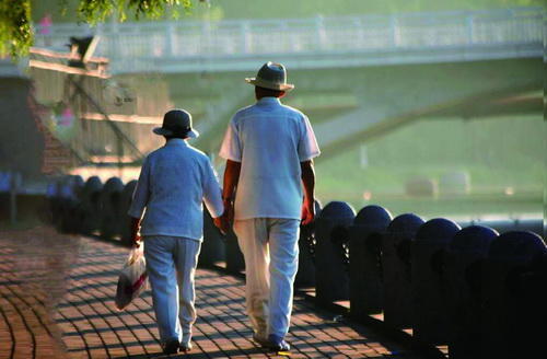 "黄昏恋"也可以很甜?情感顾问说