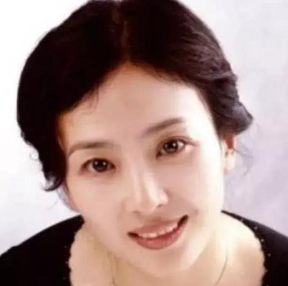 本以为刘亦菲妈妈够美了,看到宋祖儿妈妈,才知道什么叫美人如玉_腾讯