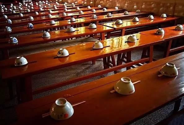 这座寺庙的斋饭随便吃但是有一个要求听到让人肃然起敬