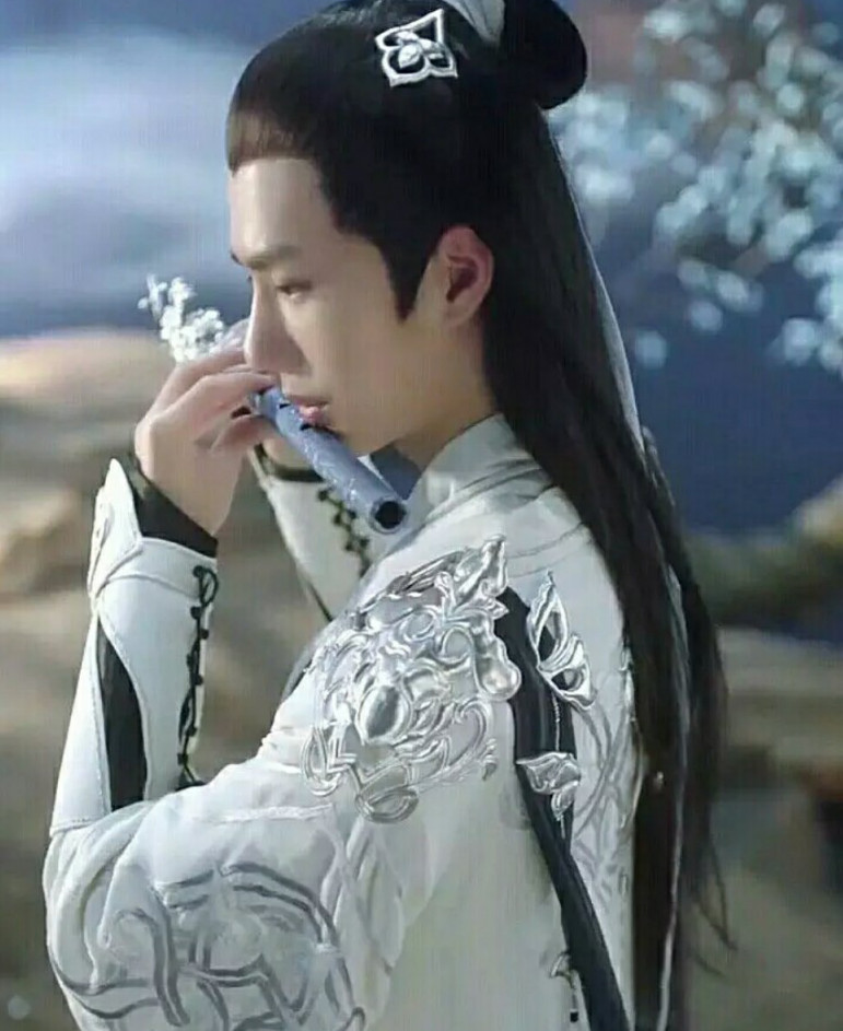 肖战的陈情够狠?看王一博笛子上的“几缕花”，才知啥叫仙气本尊