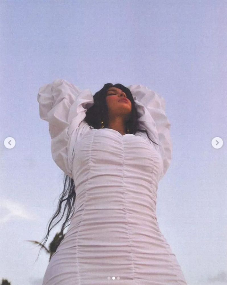 眼神显绕指柔情,妩媚之余还不忘发鸡汤