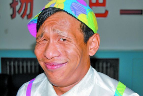 宋小宝的小舅子,号称本山传媒最丑男星,家中却有美丽娇妻