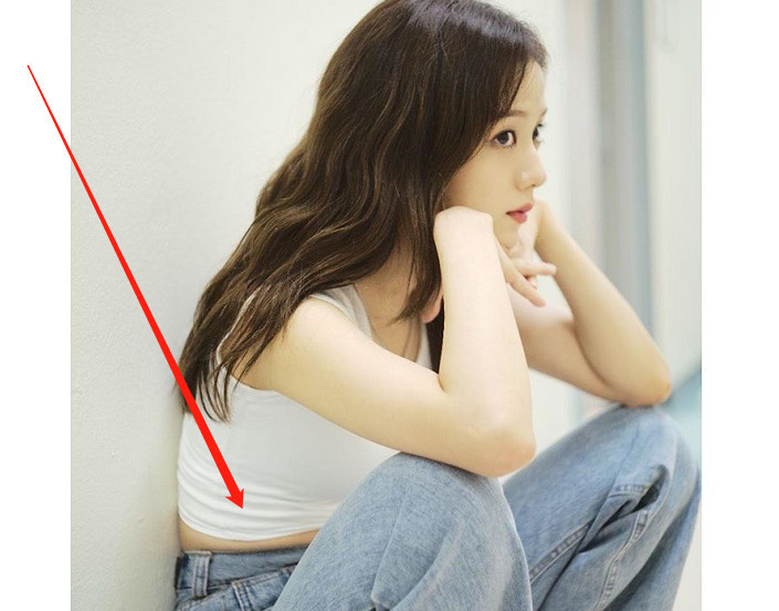 jisoo露小蛮腰却被裤子挤出赘肉和金智妮同框被吊打