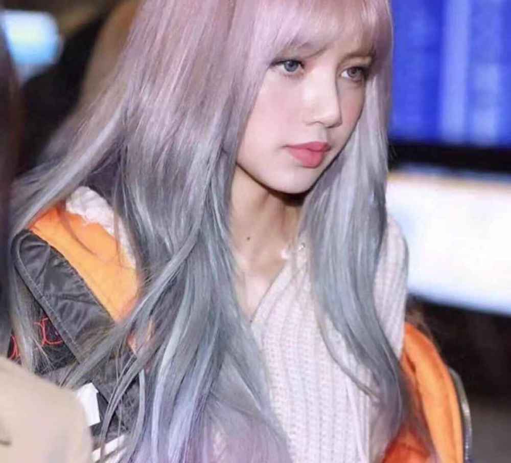 染发坚持到底的lisa为啥这么绝?看到黑发,粉丝差点不敢认!