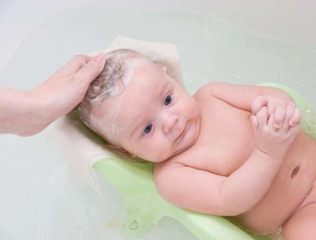 新生儿第一次洗澡在什么时候 给宝宝洗澡需要注意这4点