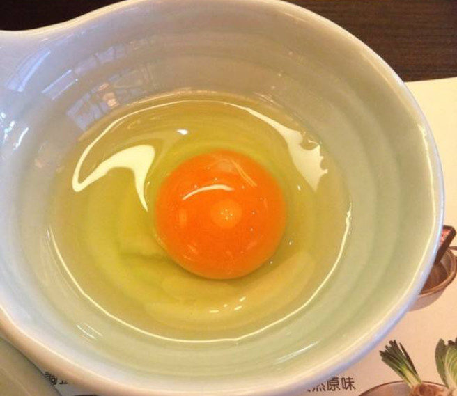 鸡蛋可以生吃吗?日本人生鸡蛋拌米饭,你敢不敢尝试?专家这样说